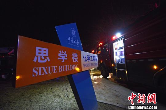 消防车在事发现场。　武俊杰 摄